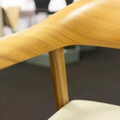 Stuhl Hera Leder PGC Hellgrau Gestell Nussbaum