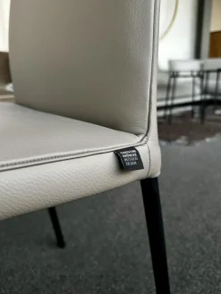 Stuhl Jaro 100 Bezug Leder Comfort Alpaca Grey Grau Gestell Edelstahlrohr Schwarz Pulverbeschichtet