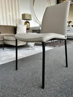 Stuhl Jaro 100 Bezug Leder Comfort Alpaca Grey Grau Gestell Edelstahlrohr Schwarz Pulverbeschichtet