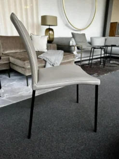 Stuhl Jaro 100 Bezug Leder Comfort Alpaca Grey Grau Gestell Edelstahlrohr Schwarz Pulverbeschichtet