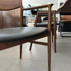 Stuhl Kamuy Leder L3 Schwarz Gestell Nussbaum Massiv