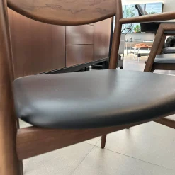 Stuhl Kamuy Leder L3 Schwarz Gestell Nussbaum Massiv