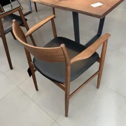 Stuhl Kamuy Leder L3 Schwarz Gestell Nussbaum Massiv