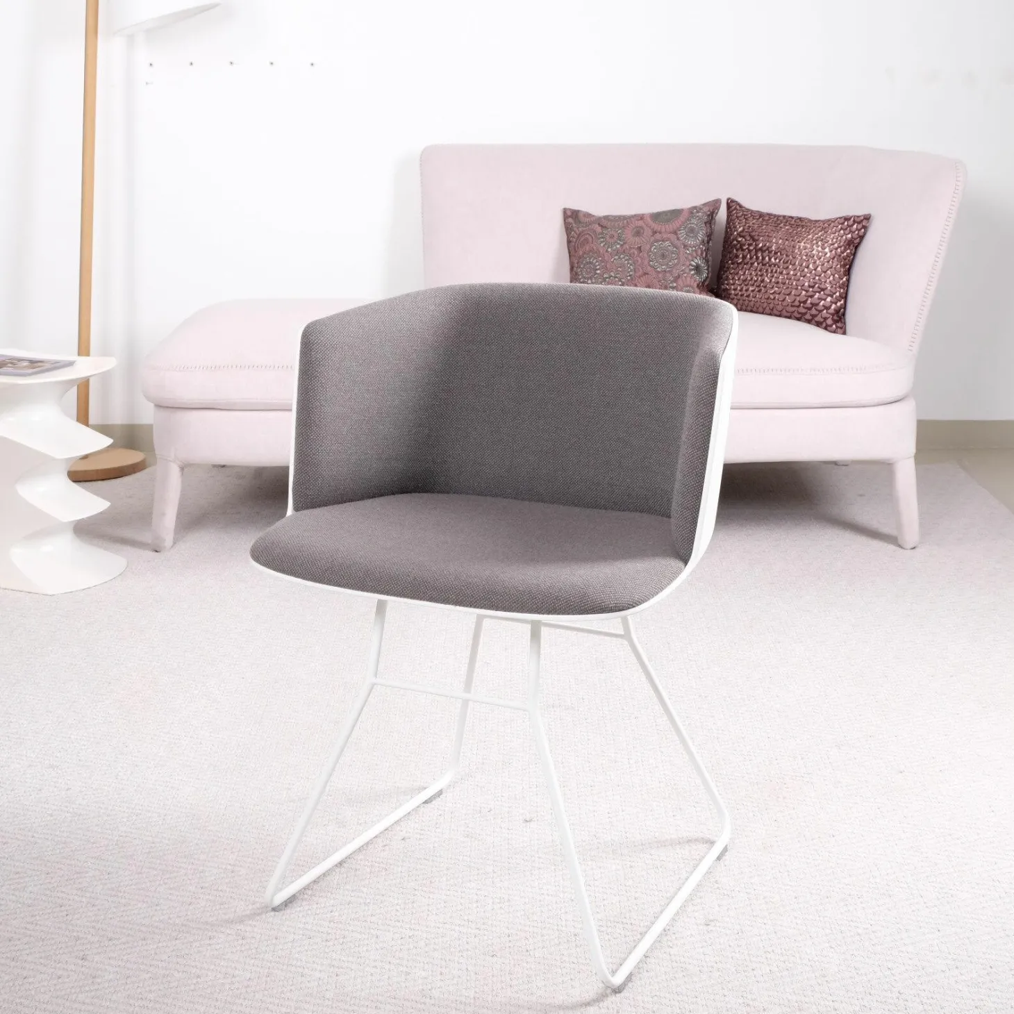 Stuhl kleiner Sessel Cut Stoff C Hallingdal 65 Grau Gestell Weiß
