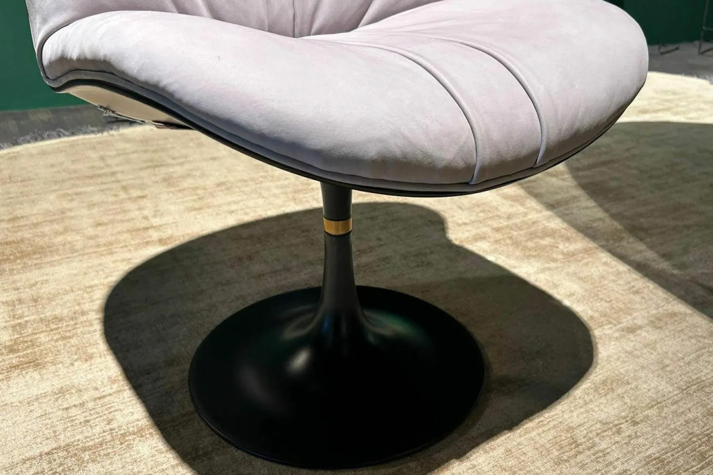 Stuhl Marilyn Leder Kashmir lilas Flieder Grau Gestell Metall Schwarz Lackiert