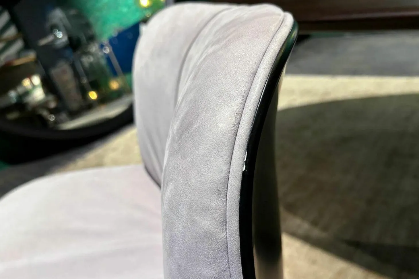 Stuhl Marilyn Leder Kashmir lilas Flieder Grau Gestell Metall Schwarz Lackiert