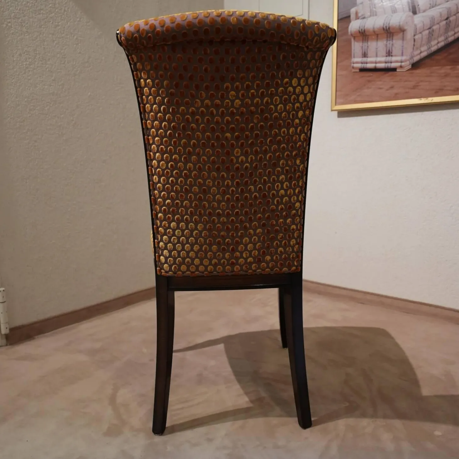 Stuhl Modell Gabriella 223 Stoff Bezug Toul 33 118 Goldgelb Braun Nussbaum Dunkel Hochglanz Sichtholzgestell Gebeizt und Lackiert