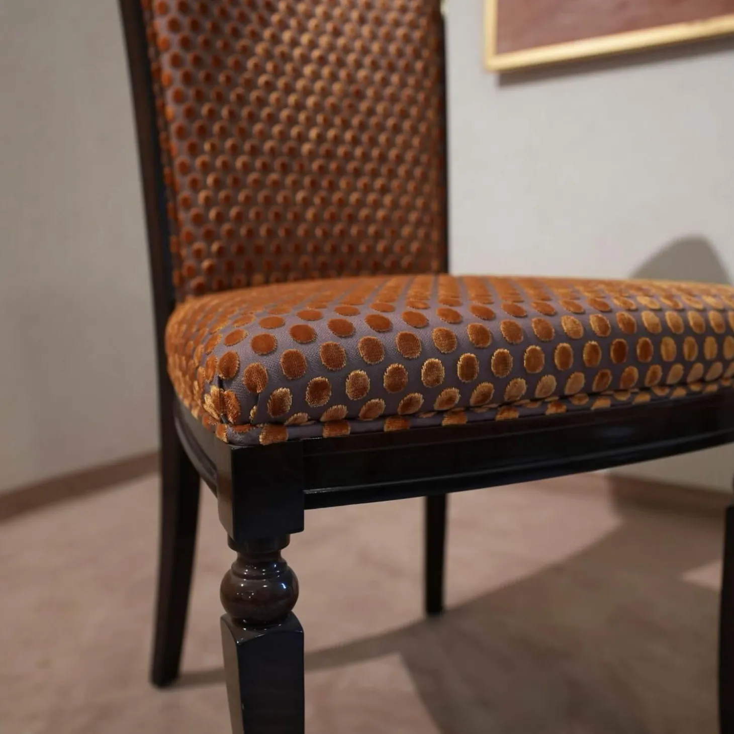 Stuhl Modell Gabriella 223 Stoff Bezug Toul 33 118 Goldgelb Braun Nussbaum Dunkel Hochglanz Sichtholzgestell Gebeizt und Lackiert