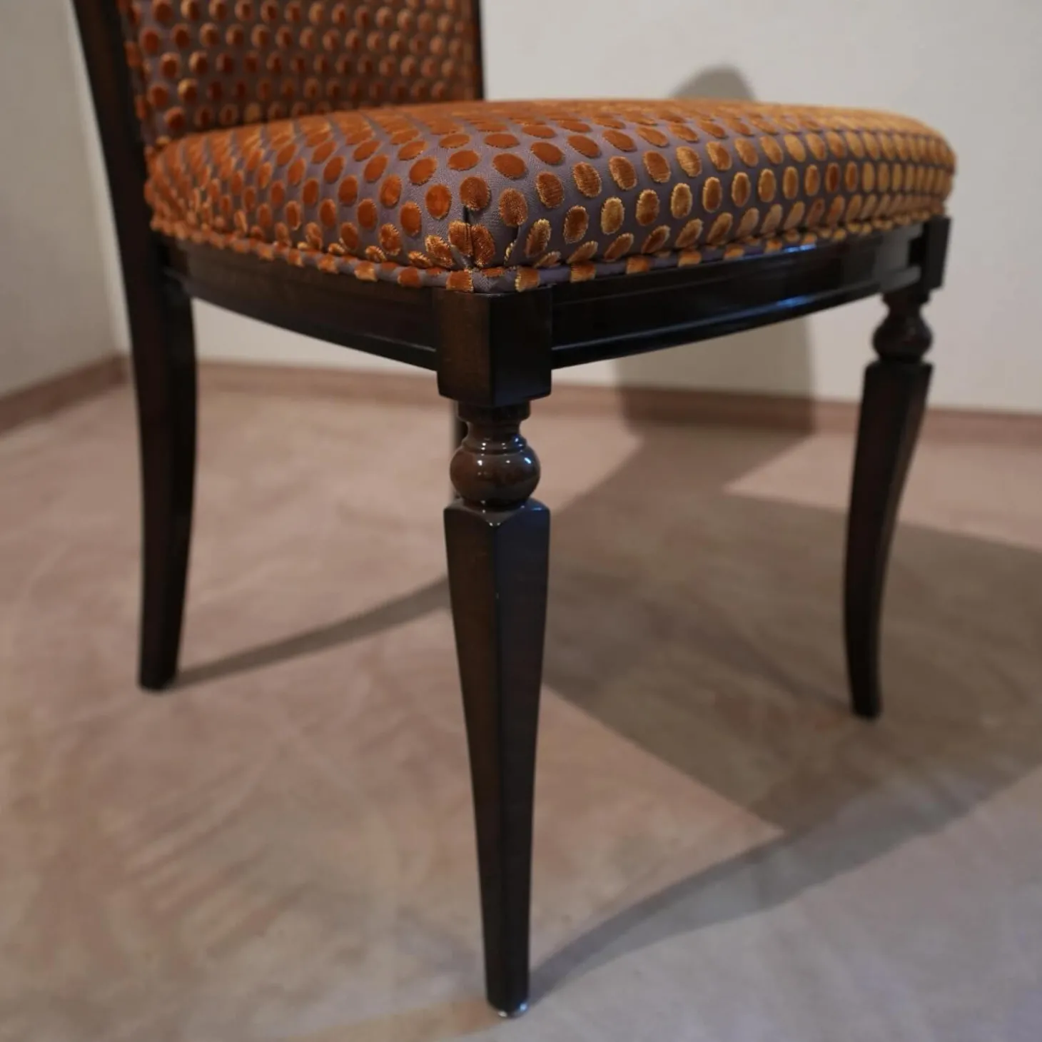 Stuhl Modell Gabriella 223 Stoff Bezug Toul 33 118 Goldgelb Braun Nussbaum Dunkel Hochglanz Sichtholzgestell Gebeizt und Lackiert