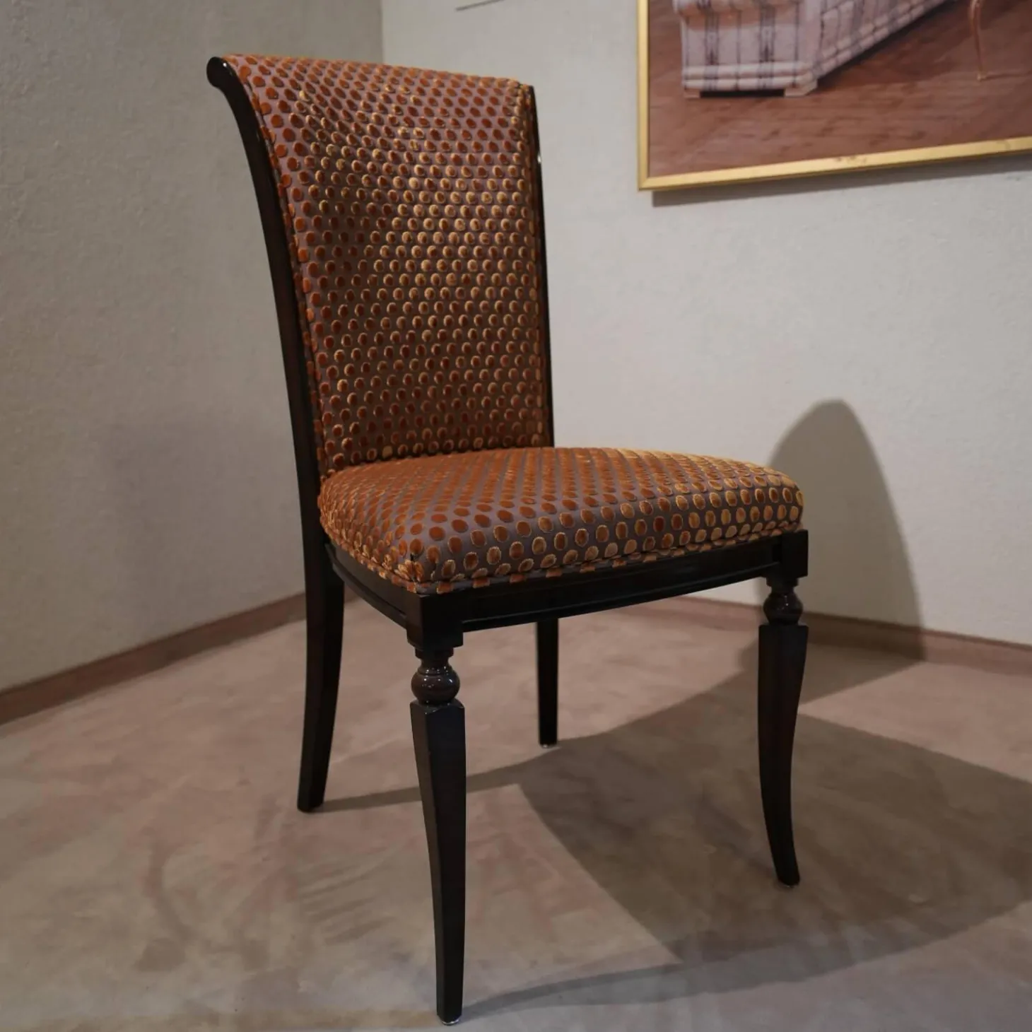 Stuhl Modell Gabriella 223 Stoff Bezug Toul 33 118 Goldgelb Braun Nussbaum Dunkel Hochglanz Sichtholzgestell Gebeizt und Lackiert