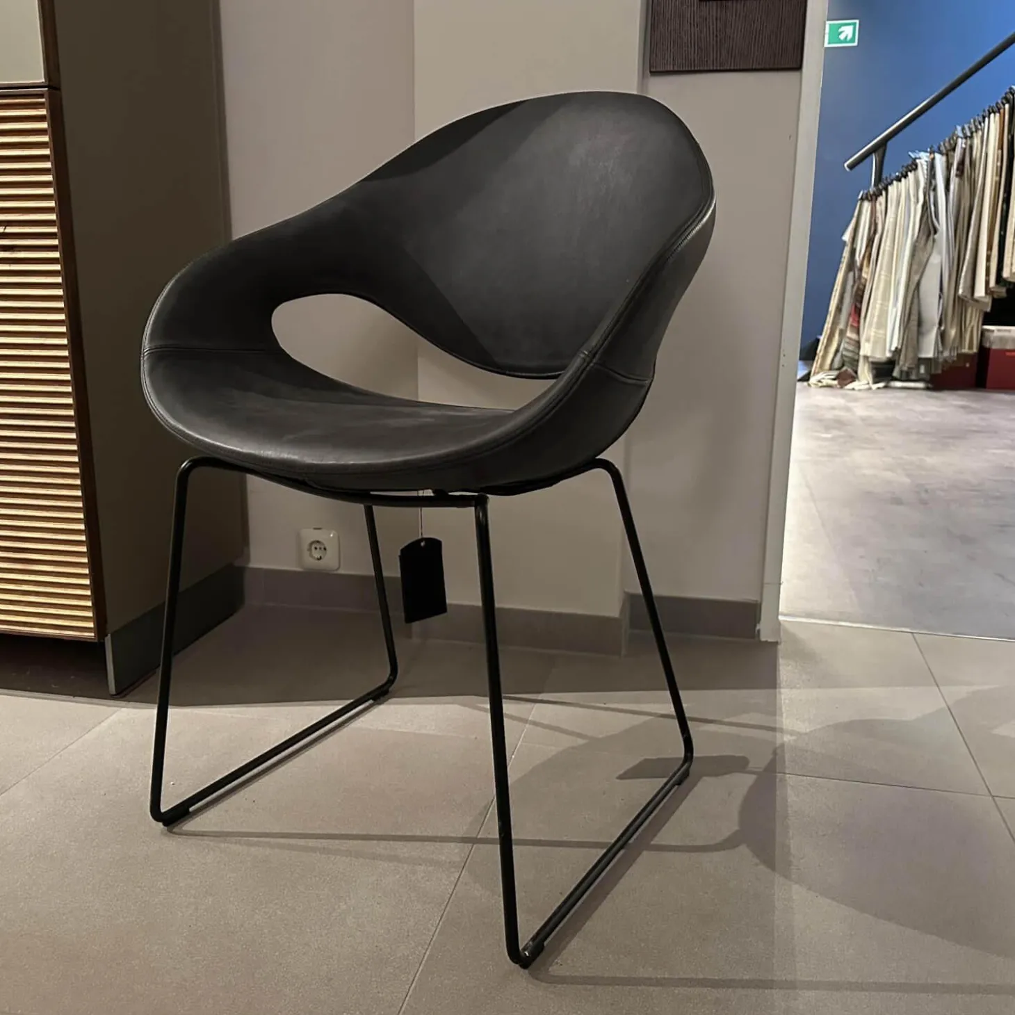 Stuhl Moon Leder Savana 974 Schwarz Grau Gestell 92 Stahl Nero 64 Schwarz