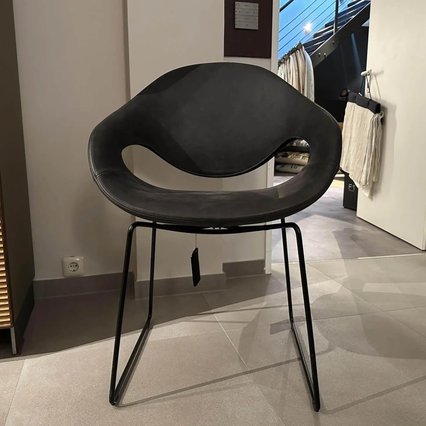 Stuhl Moon Leder Savana 974 Schwarz Grau Gestell 92 Stahl Nero 64 Schwarz