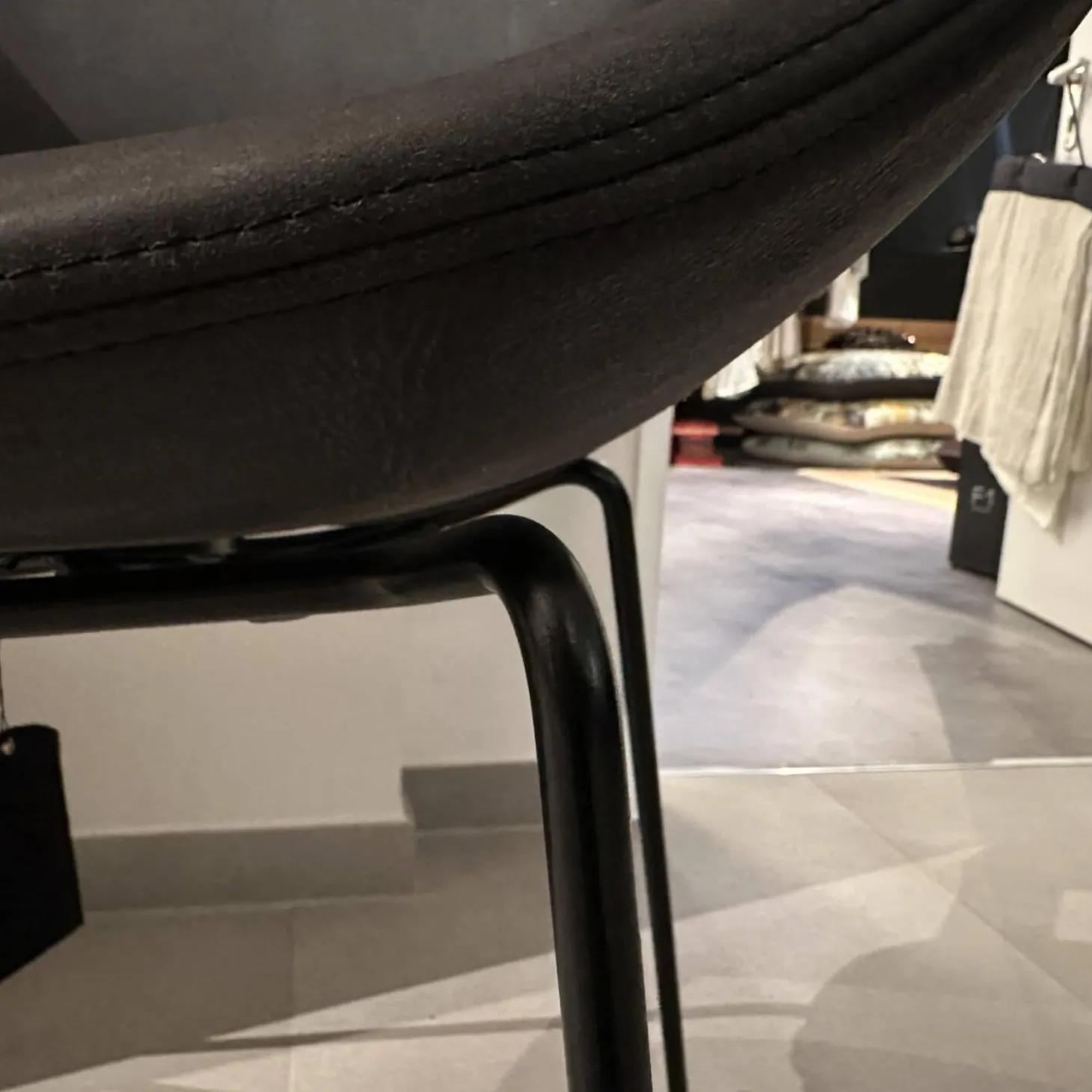 Stuhl Moon Leder Savana 974 Schwarz Grau Gestell 92 Stahl Nero 64 Schwarz