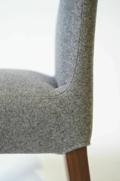 Stuhl Nils Stoff Loden 3 Granit Grau Füße Nuss Natur Massiv