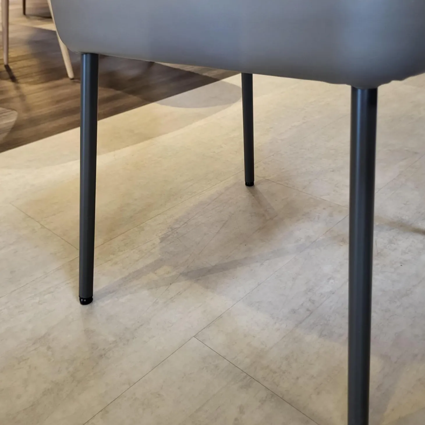 Stuhl Noa 690 Rolf Benz Leder 36 Mittel Quarzgrau Füße Umbragrau Lackiert