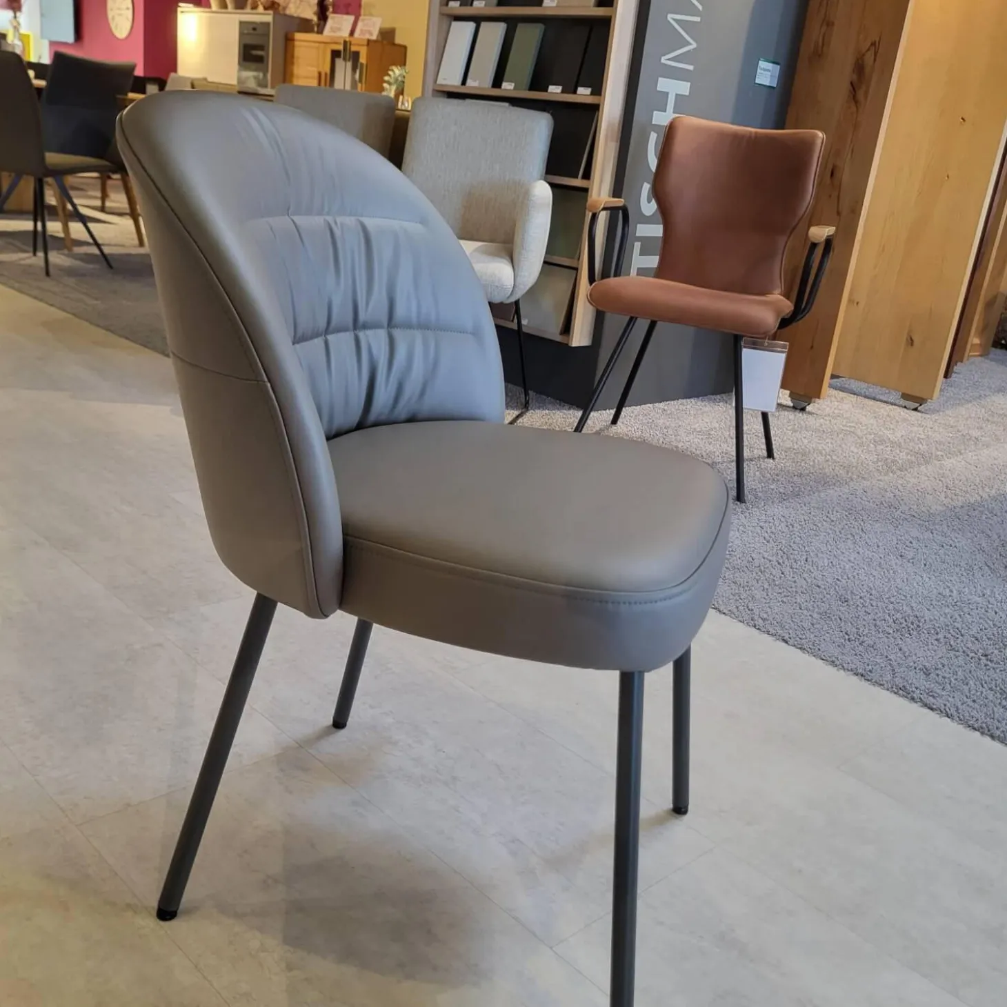 Stuhl Noa 690 Rolf Benz Leder 36 Mittel Quarzgrau Füße Umbragrau Lackiert