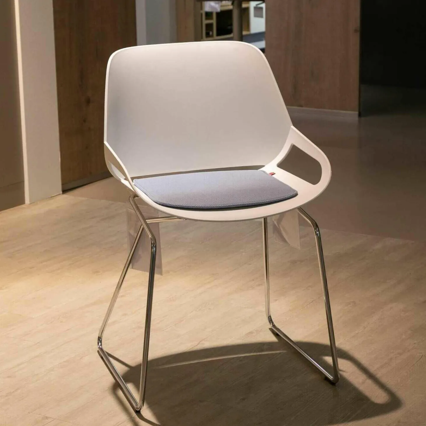 Stuhl Numo 1 Sitzschale Kunststoff Weiß Gestell Chrom Glanz