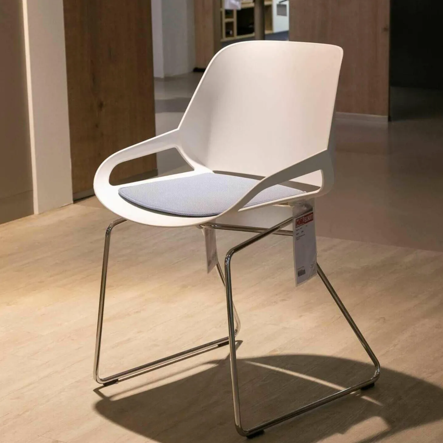 Stuhl Numo 1 Sitzschale Kunststoff Weiß Gestell Chrom Glanz