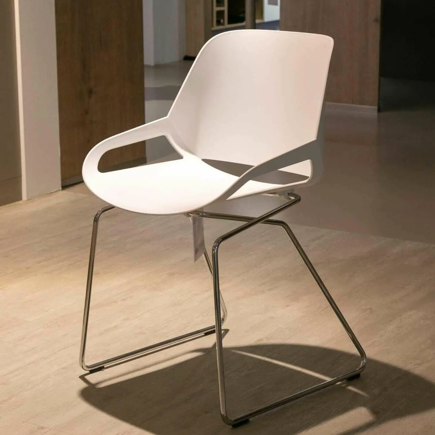 Stuhl Numo 1 Sitzschale Kunststoff Weiß Gestell Chrom Glanz