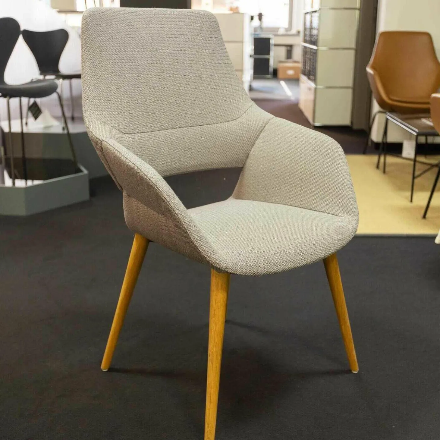 Stuhl Occo Conference Stoff Credo 17 Hellbraun Untergestell Eiche Natur