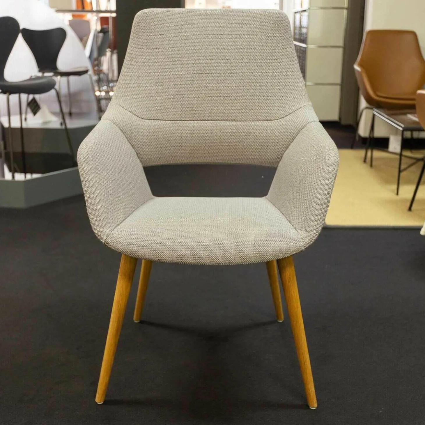 Stuhl Occo Conference Stoff Credo 17 Hellbraun Untergestell Eiche Natur