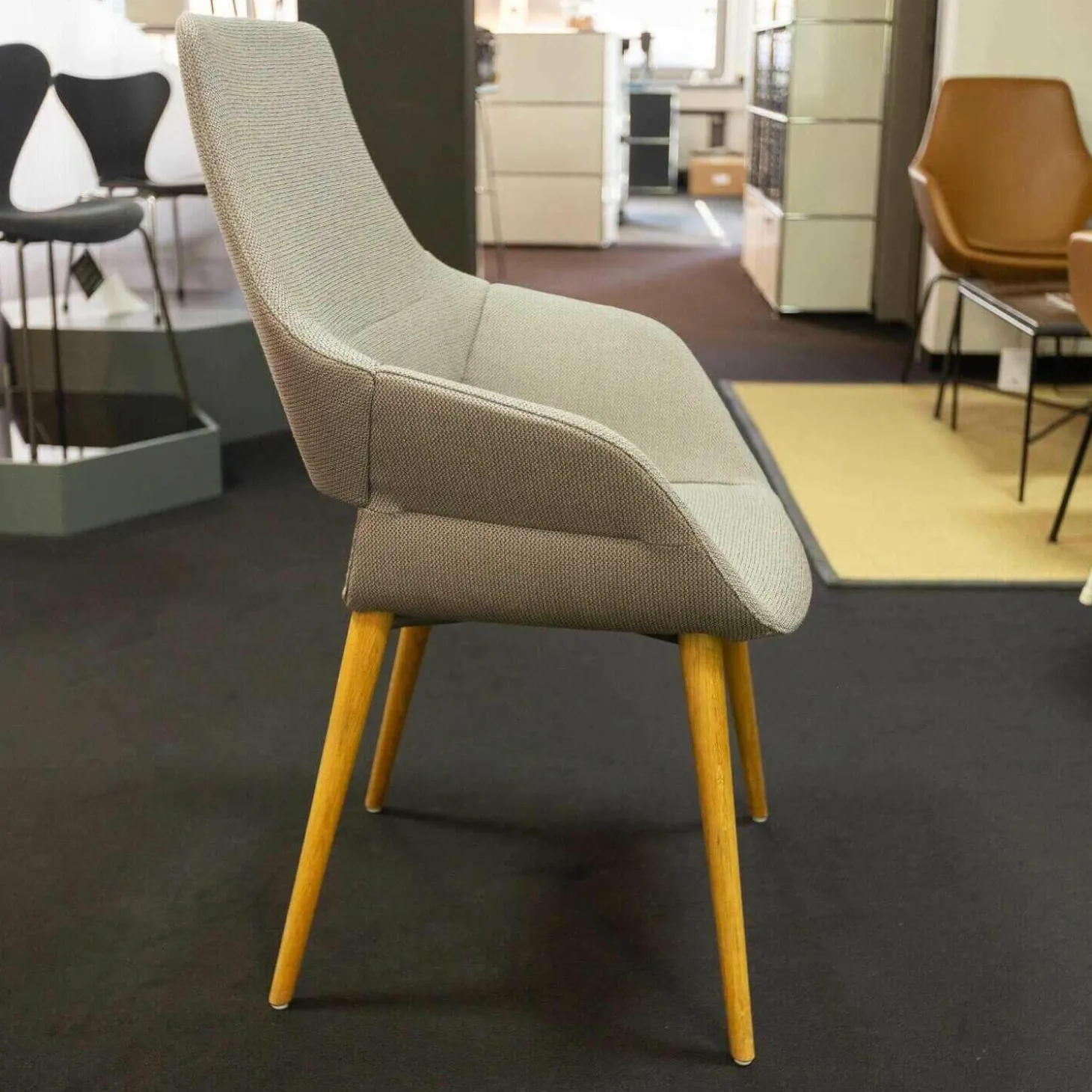 Stuhl Occo Conference Stoff Credo 17 Hellbraun Untergestell Eiche Natur