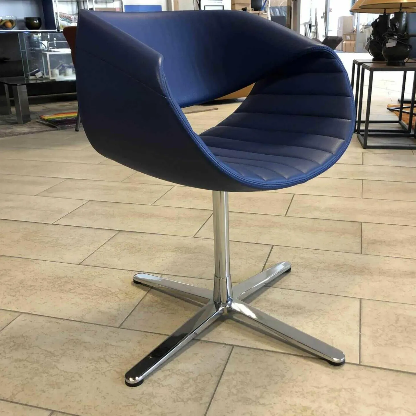 Stuhl Perillo Leder Dunkelblau Kreuzfuß Verchromt
