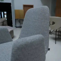 Stuhl Plies Stoff Hallingdal 116 Weiß-Grau Drahtkufengestell Eisenblank M15