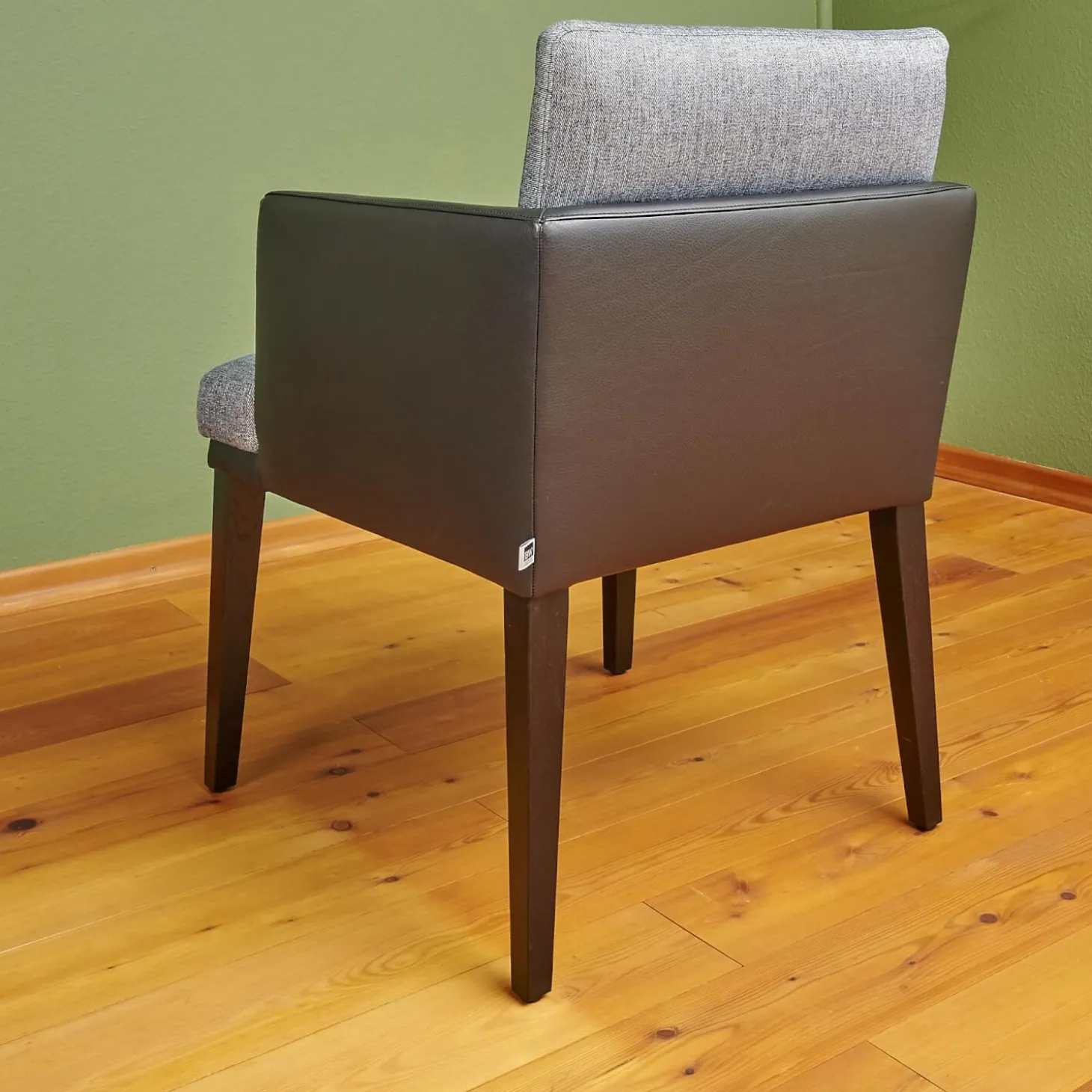 Stuhl Polo Dining Mit Armlehne Sitz Stoff Noah Grau Rücken Leder Normandie Schwarz Füße Eiche Schwarz Gebeizt