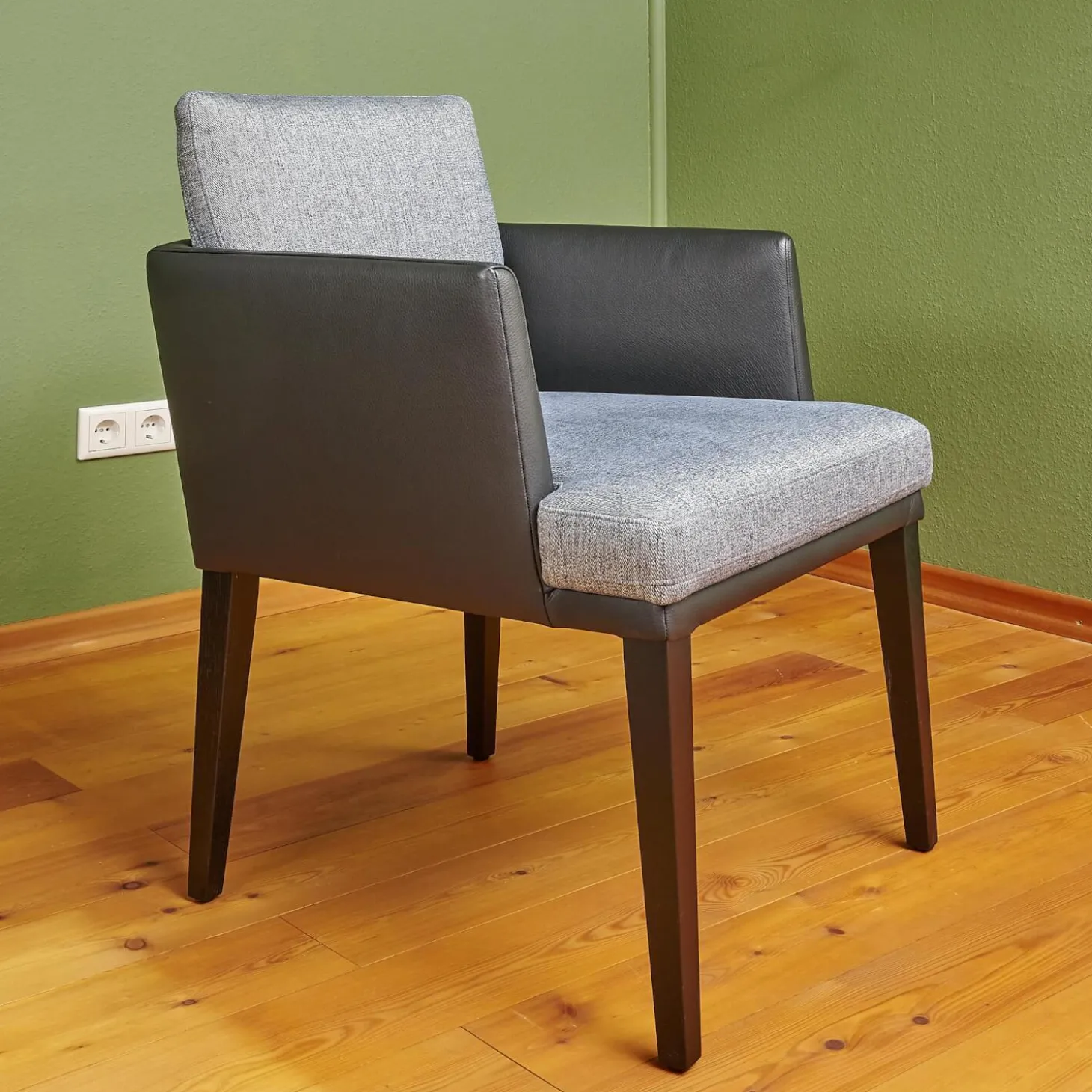 Stuhl Polo Dining Mit Armlehne Sitz Stoff Noah Grau Rücken Leder Normandie Schwarz Füße Eiche Schwarz Gebeizt