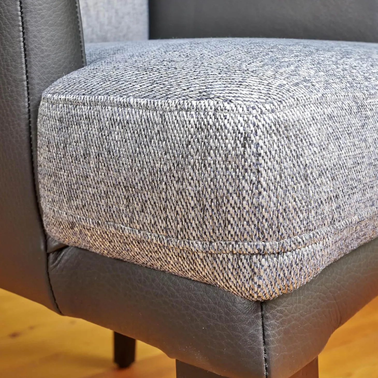 Stuhl Polo Dining Mit Armlehne Sitz Stoff Noah Grau Rücken Leder Normandie Schwarz Füße Eiche Schwarz Gebeizt