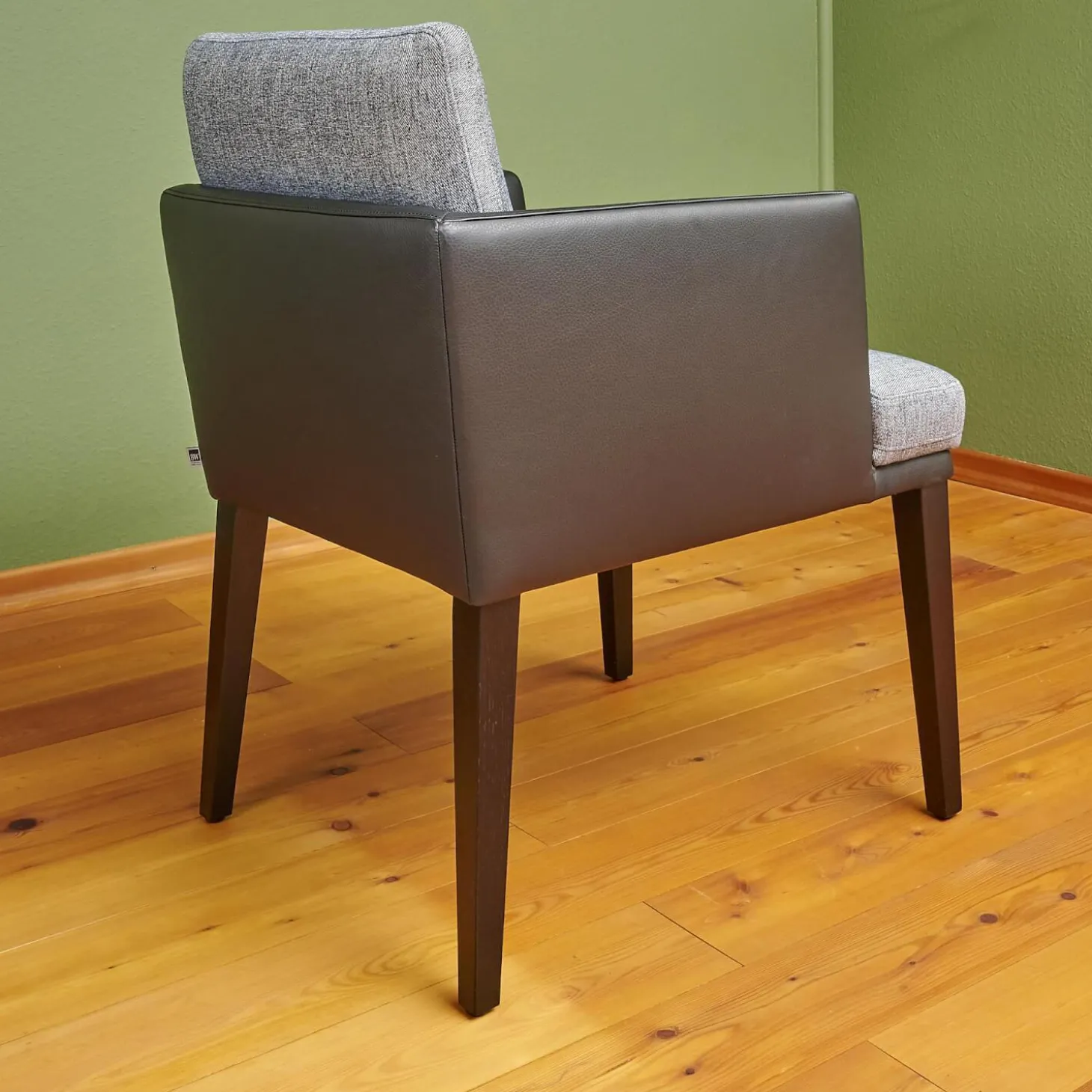 Stuhl Polo Dining Mit Armlehne Sitz Stoff Noah Grau Rücken Leder Normandie Schwarz Füße Eiche Schwarz Gebeizt