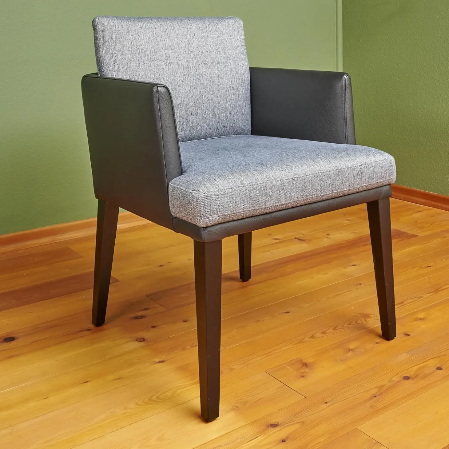 Stuhl Polo Dining Mit Armlehne Sitz Stoff Noah Grau Rücken Leder Normandie Schwarz Füße Eiche Schwarz Gebeizt