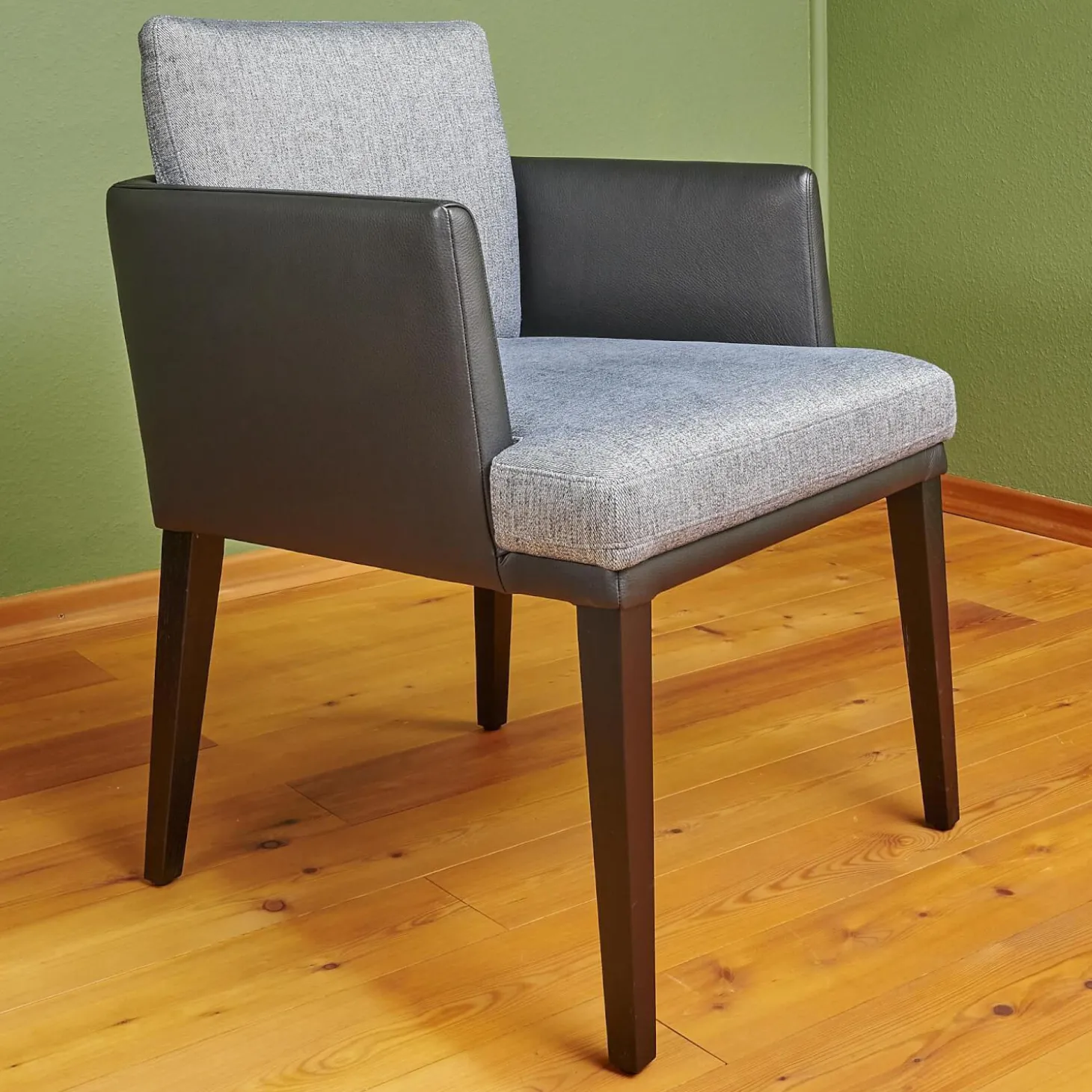 Stuhl Polo Dining Mit Armlehne Sitz Stoff Noah Grau Rücken Leder Normandie Schwarz Füße Eiche Schwarz Gebeizt