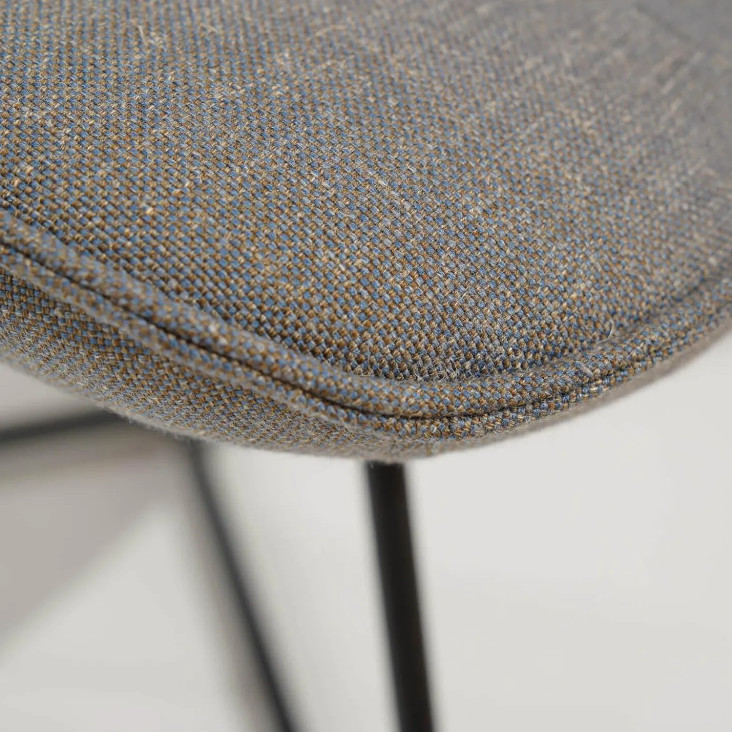 Stuhl SE383 Bezug Stoff 05.217 Blaugrau Metallfuß Lackiert Verkehrsschwarz