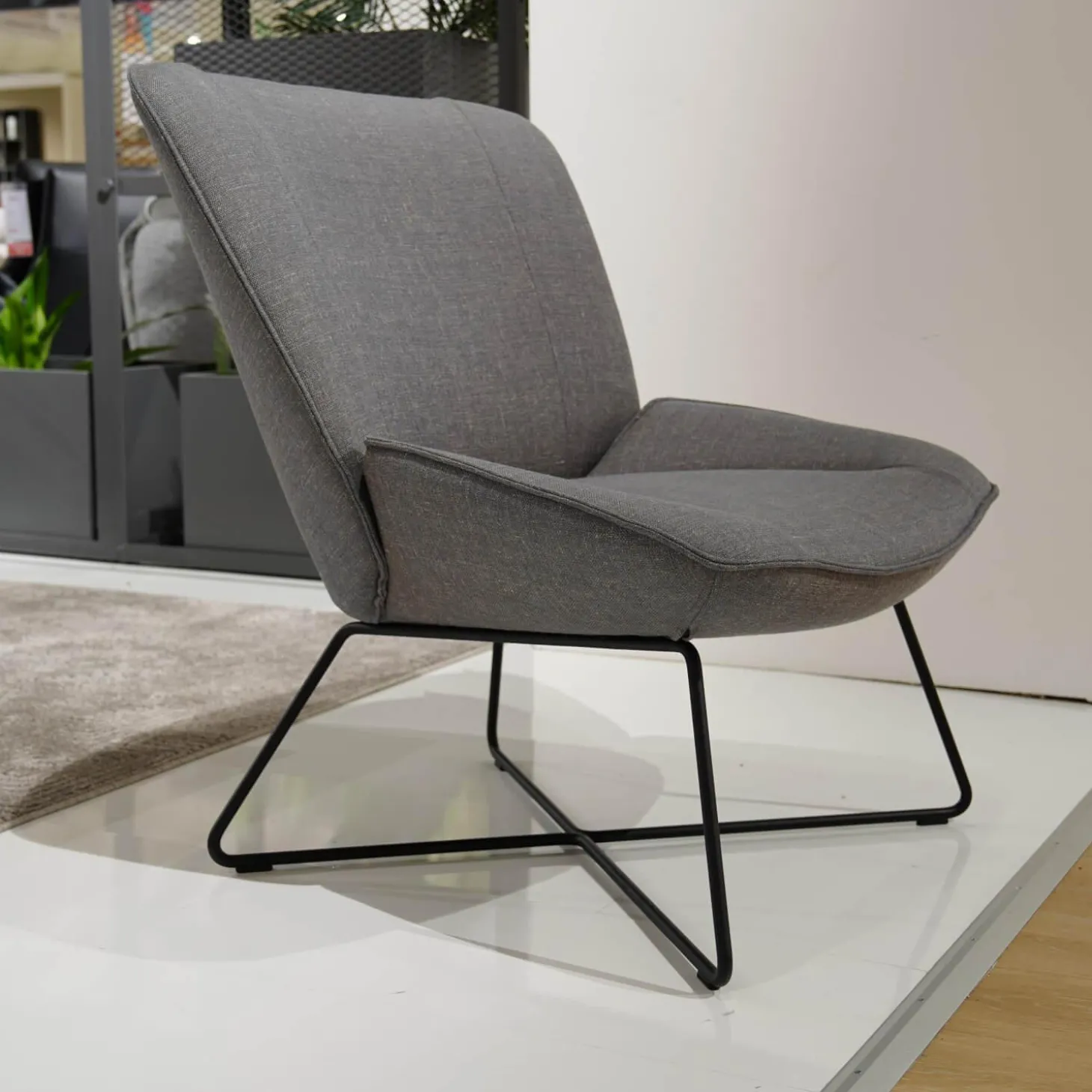 Stuhl SE383 Bezug Stoff 05.217 Blaugrau Metallfuß Lackiert Verkehrsschwarz