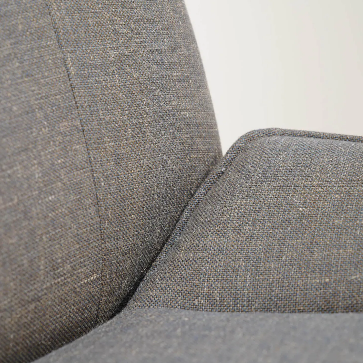 Stuhl SE383 Bezug Stoff 05.217 Blaugrau Metallfuß Lackiert Verkehrsschwarz