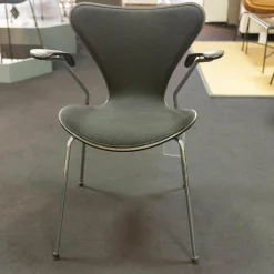 Stuhl Serie 7 Mit Armlehnen Stoff Hallingdal Schwarz Untergestell Stahlrohr Verchromt Sitzschale Esc