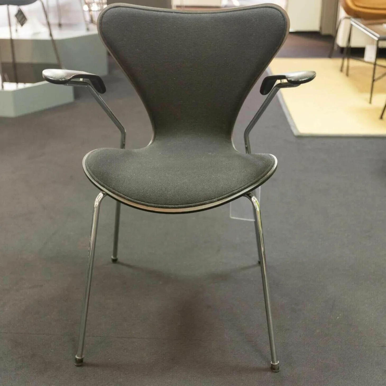 Stuhl Serie 7 Mit Armlehnen Stoff Hallingdal Schwarz Untergestell Stahlrohr Verchromt Sitzschale Esc