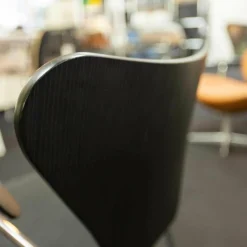 Stuhl Serie 7 Mit Armlehnen Stoff Hallingdal Schwarz Untergestell Stahlrohr Verchromt Sitzschale Esc