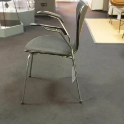 Stuhl Serie 7 Mit Armlehnen Stoff Hallingdal Schwarz Untergestell Stahlrohr Verchromt Sitzschale Esc