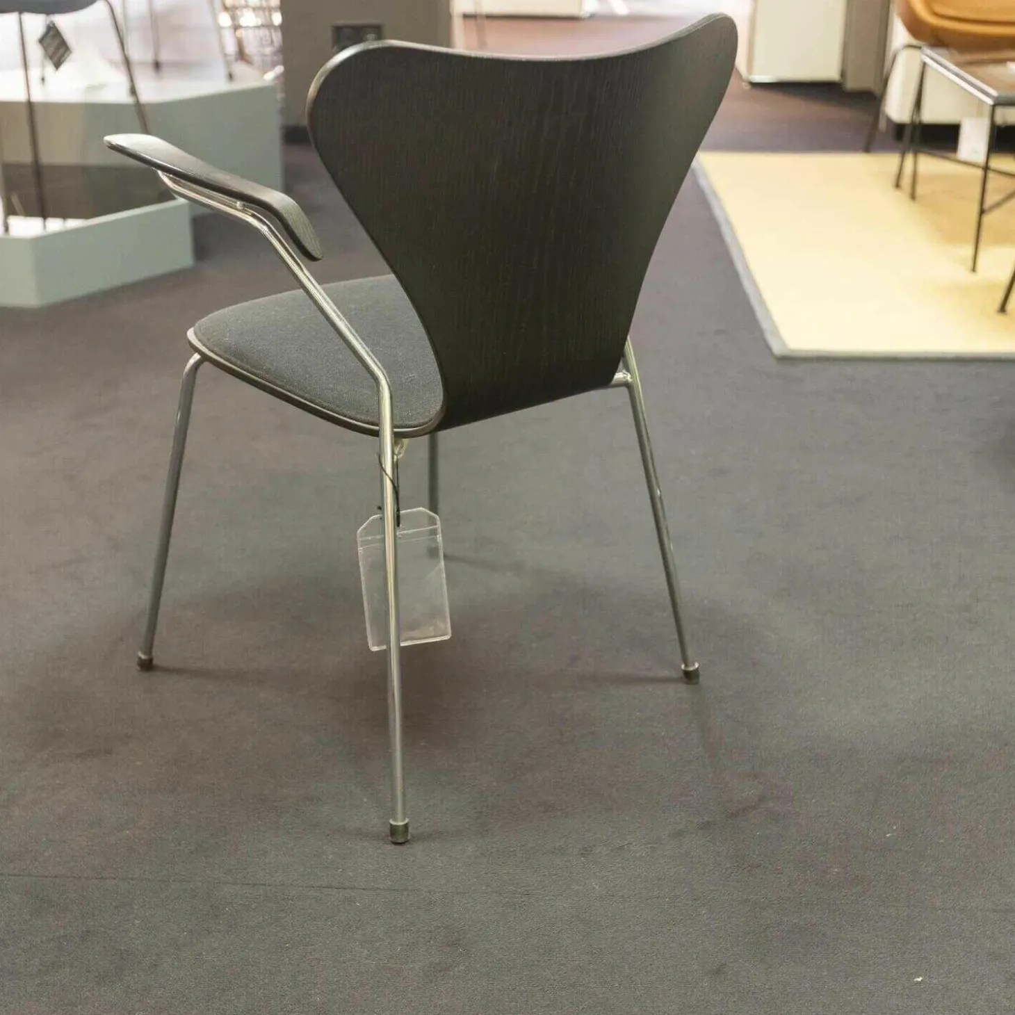 Stuhl Serie 7 Mit Armlehnen Stoff Hallingdal Schwarz Untergestell Stahlrohr Verchromt Sitzschale Esc