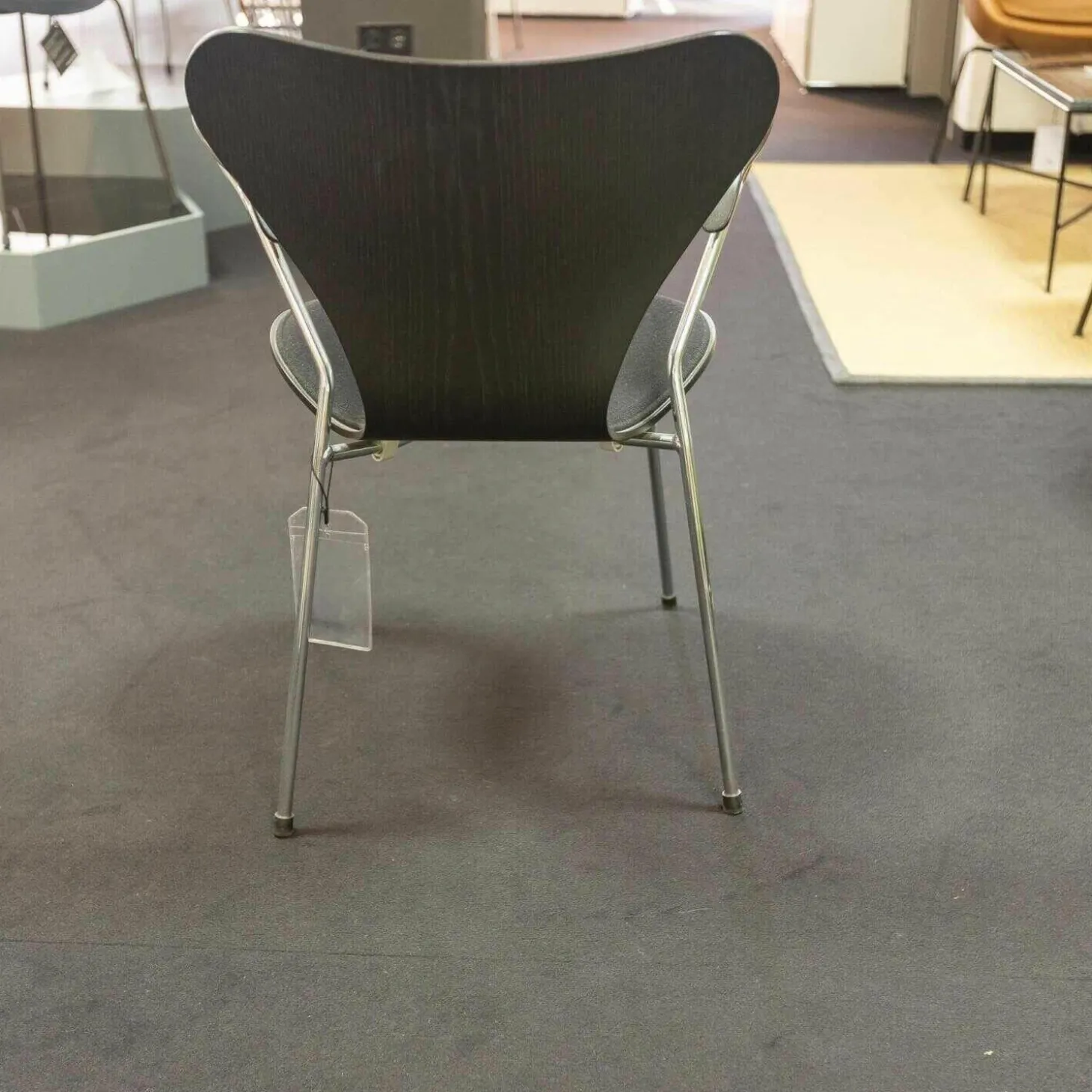 Stuhl Serie 7 Mit Armlehnen Stoff Hallingdal Schwarz Untergestell Stahlrohr Verchromt Sitzschale Esc