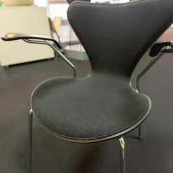 Stuhl Serie 7 Mit Armlehnen Stoff Hallingdal Schwarz Untergestell Stahlrohr Verchromt Sitzschale Esc