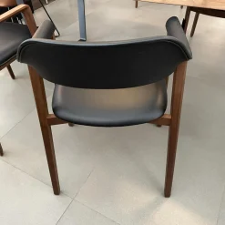 Stuhl Ten Leder Schwarz Gestell Nussbaum Massiv