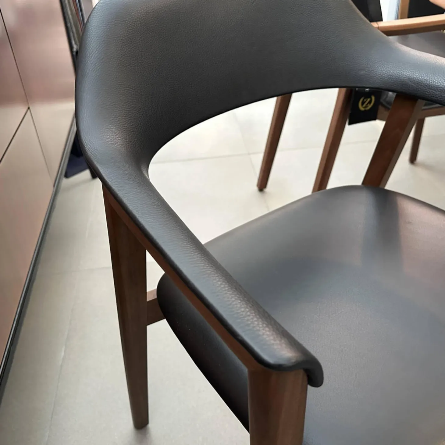 Stuhl Ten Leder Schwarz Gestell Nussbaum Massiv