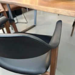 Stuhl Ten Leder Schwarz Gestell Nussbaum Massiv