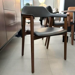 Stuhl Ten Leder Schwarz Gestell Nussbaum Massiv