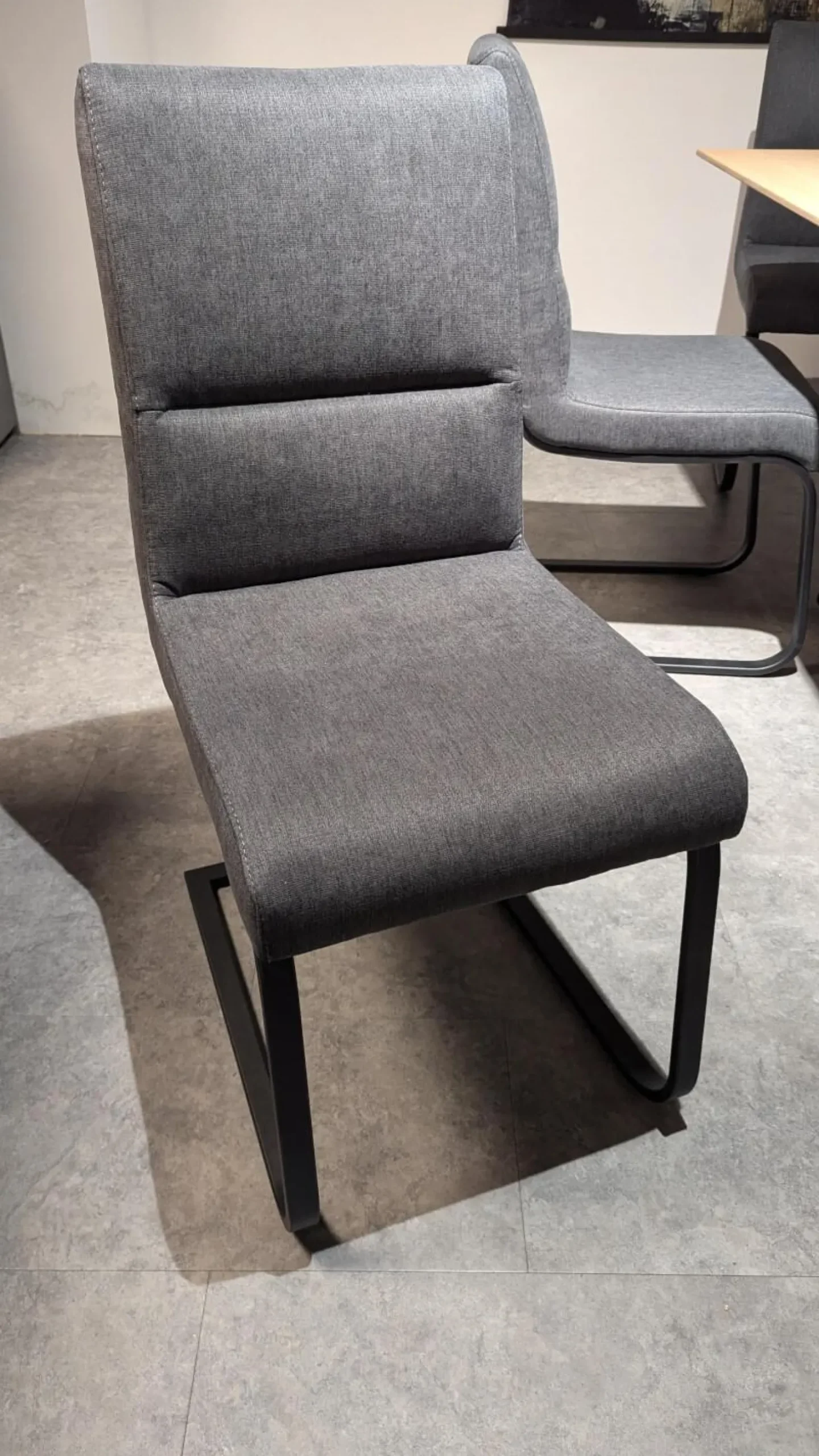 Stuhlgruppe 6222 Mit Bank Stoff 0565 82 Fango Grau Gestell Metall Schwarz Inklusive 2 Kissen