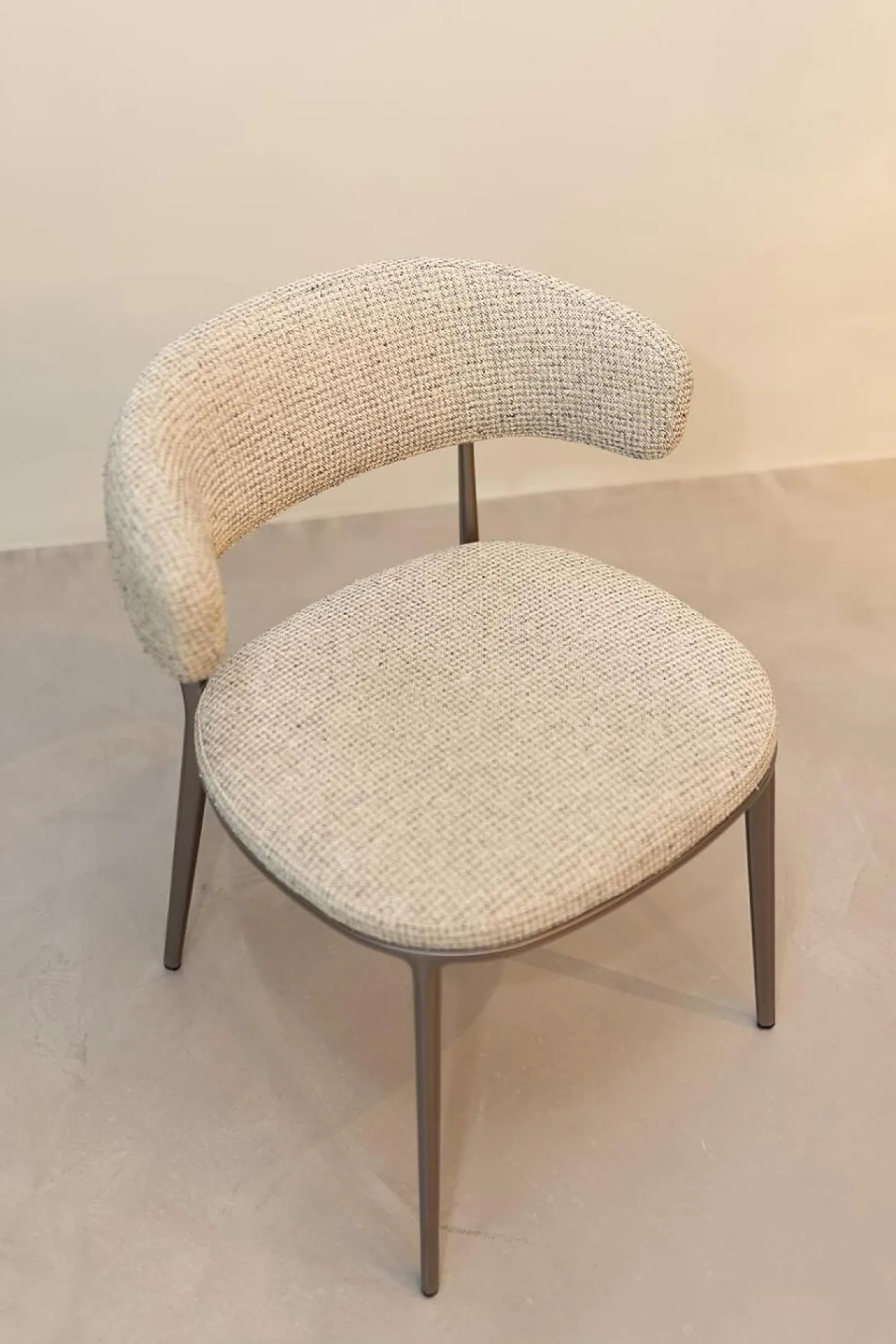 Stuhlgruppe Caratos Bezug Stoff Liseo Grau 2552115 Gestell Aluminium Bernstein Lackiert